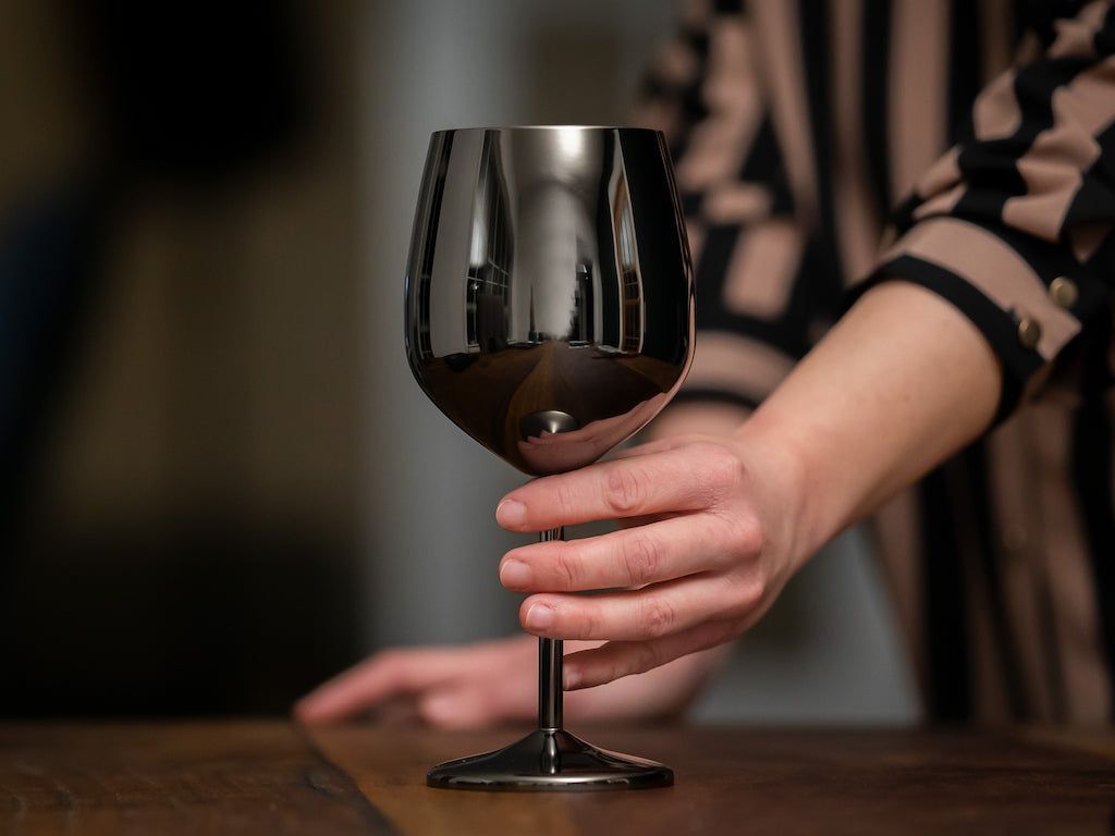 RUOSTUMATTOMASTA TERÄKSESTÄ VALMISTETTU VIINILASIEN SETTI - 4 KPL - 8